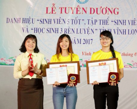 Chị Nguyễn Huỳnh Thu- Tỉnh ủy viên, Bí thư Tỉnh đoàn Vĩnh Long, Chủ tịch Hội Sinh viên Việt Nam tỉnh Vĩnh Long tặng bằng khen cho 2 SV Nguyễn Thị Hồng Cúc và Trần Thu Mỹ Linh.