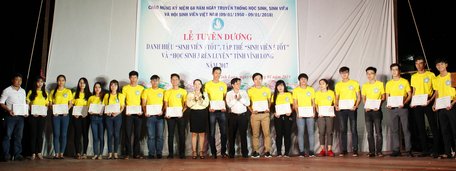 Các “sinh viên 5 tốt” cấp tỉnh được tuyên dương trong buổi lễ.