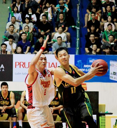 Pha tranh bóng trong trận Cantho Catfish (áo đậm) thắng Saigon Heat với tỷ số 76-68, tại mùa giải 2017.
