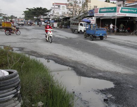 Tại giao lộ QL53- ĐT901 (xã Tân An Luông), đường bong tróc lồi lõm, nước đọng thường xuyên.