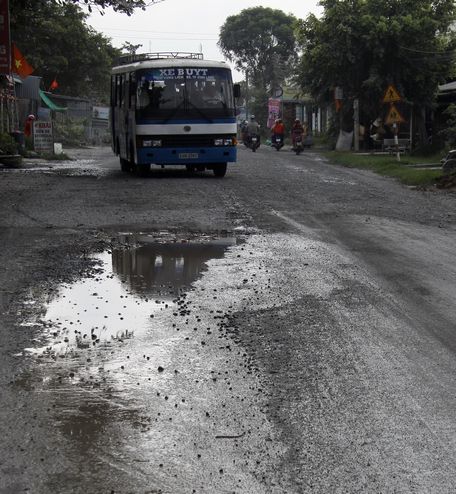 Tại Hiếu Hiệp- Tân Huy (xã Hiếu Phụng), một đoạn dài khoảng 50m có nhiều “ổ gà” lớn và sâu, nước đọng 2 bên đường.