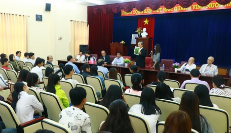 Bên cạnh tư vấn về ngành điều dưỡng, ông Kashimoto Yukinori còn mong muốn mở rộng mô hình sản xuất nông nghiệp sạch đến Việt Nam. Trong ảnh: Đoàn công tác giao lưu với sinh viên Trường ĐH Cửu Long.