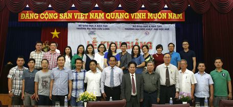 Học viên chụp ảnh lưu niệm đầu khóa học cùng đại biểu dự lễ khai giảng.