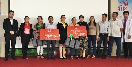  Đại diện Công ty chi trả quyền lợi bảo hiểm cho thân nhân 2 khách hàng.