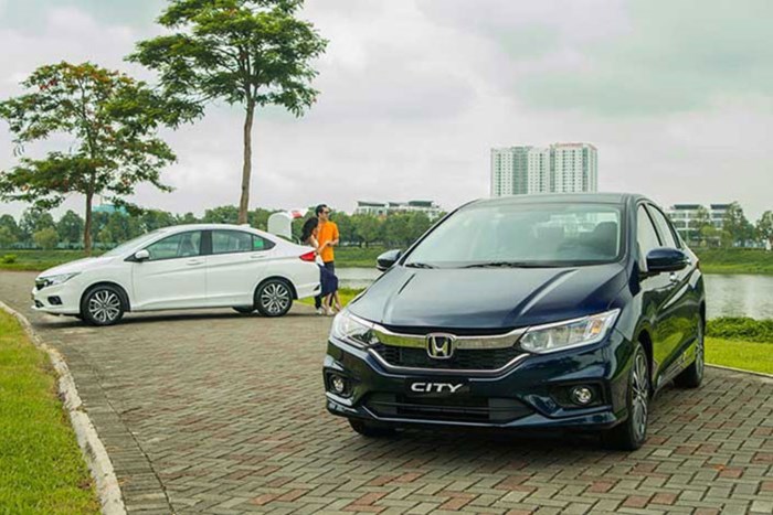 Mẫu xe hạng B Honda City bất ngờ thay đổi giá niêm yết ở đại lý với 2 phiên bản 1.5 CVT và 1.5 CVT TOP lần lượt là 559 và 599 triệu đồng, giảm tương ứng 5 và 9 triệu đồng so với trước. Honda City hiện là mẫu xe lắp ráp dạng CKD duy nhất còn lại của Honda Việt Nam sau khi mẫu Civic và CR-V chuyển sang nhập khẩu.