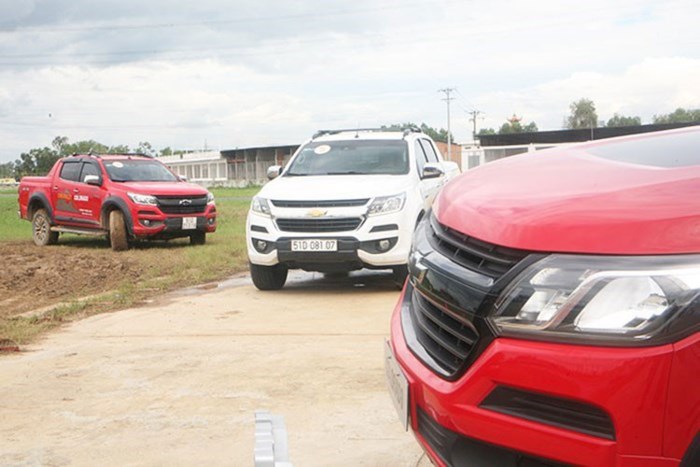 Bán tải Chevrolet Colorado giảm 30 triệu đồng cho hai phiên bản LTZ và LTZ High Country. Các bản số sàn thấp nhất chỉ được giảm 10 triệu đồng cụ thể giá mẫu xe này; Colorado LTZ AT giá còn 789 triệu đồng, LTZ MT còn 779 triệu đồng, LT 2 cầu giá 639 triệu đồng và Colorado LT 1 cầu giá công bố 614 triệu đồng. Bản High Country còn 809 triệu đồng.