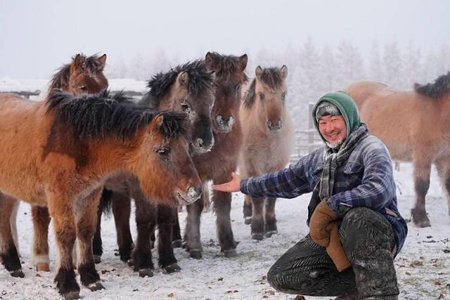 Khách du lịch tới thăm Oymyakon.