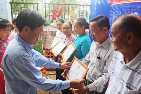  Ông Lê Văn Phúc- Phó Bí thư Huyện ủy, Chủ tịch UBND huyện- tặng giấy khen cho các cá nhân có nhiều đóng góp trong xây dựng cầu ngọn Tầm Vu.