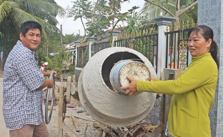 Vợ chồng anh Thanh là một trong những hộ rất nhiệt tình đóng góp ngày công xây cầu.