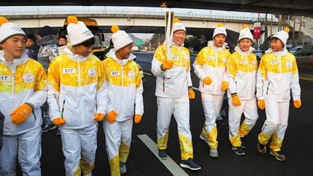 Huyền thoại bóng đá Hàn Quốc Cha Bum-kun rước ngọn đuốc Olympic mùa Đông Pyeongchang 2018.