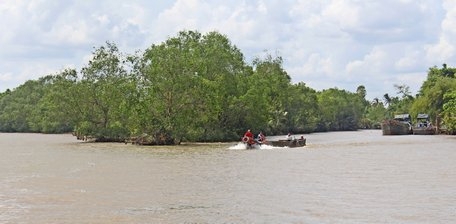 Với lợi thế vùng sông nước, con người dễ hòa mình với thiên nhiên, cù lao Dài đang là điểm đến yêu thích của du khách.