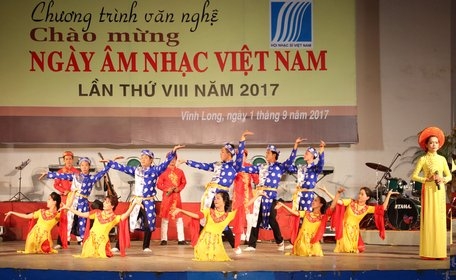 Ngọn lửa đam mê và ý thức trách nhiệm thôi thúc những người nghệ sĩ cống hiến vì nhiệm vụ chung.