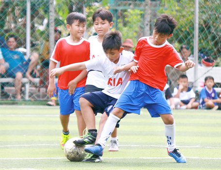 Pha tranh bóng trong trận chung kết giữa CLB Toàn Anh (áo trắng) thắng đội Trường TH Sư phạm thực hành 5-1.