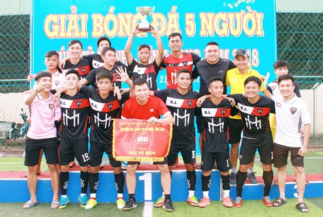  Đội Mỹ Hạnh Imexco trong niềm vui chiến thắng.