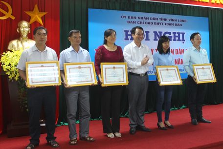 Dịp này, nhiều tập thể và cá nhân được nhận bằng khen của UBND tỉnh với thành tích hoàn thành xuất sắc nhiệm vụ BHYT toàn dân năm 2017.