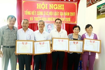  Các cá nhân và tập thể đạt thành tích xuất sắc trong công tác Hội năm 2017 đươc khen thưởng