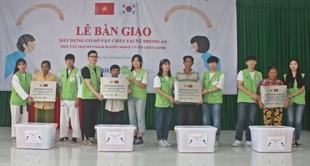 Đoàn tình nguyện tặng quà cho 4 hộ dân được tài trợ cất nhà. 