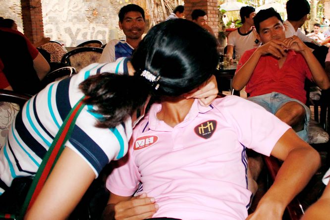  Nụ hôn bùng nổ cảm xúc khi chiến thắng- Ảnh: DTHU