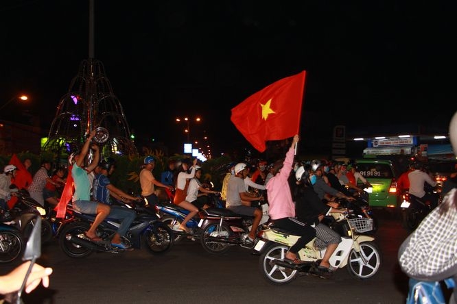 Lá cờ đỏ sao vàng tung bay phấp phới trong đêm.