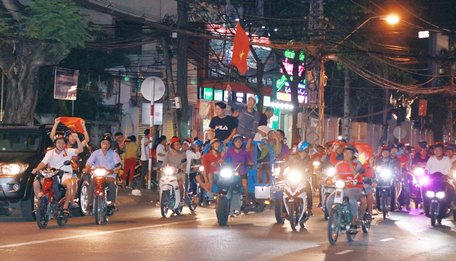 Người hâm mộ Vĩnh Long xuống đường mừng chiến thắng lịch sử của U.23 Việt Nam.  Ảnh: DƯƠNG THU