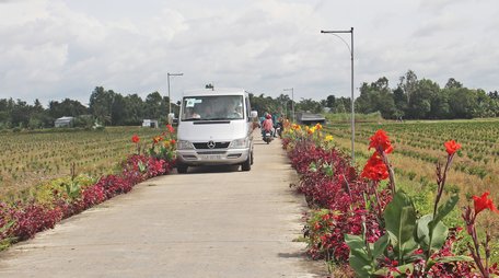 TX Bình Minh đã xây dựng nhiều tuyến đường hoa nông thôn mới để thêm sáng- xanh- sạch- đẹp hơn.