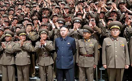 Nhà lãnh đạo Triều Tiên Kim Jong-un (giữa) trong cuộc gặp mặt các sỹ quan quân đội. (Nguồn: The Telegraph/TTXVN)