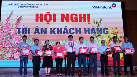 Các khách hàng trúng giải khuyến khích.