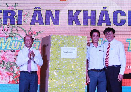 Ông Trương Văn Sáu- Phó Bí thư Thường trực Tỉnh ủy- Chủ tịch HĐND tỉnh (bìa trái) trao giải nhất cho khách hàng trúng thưởng.