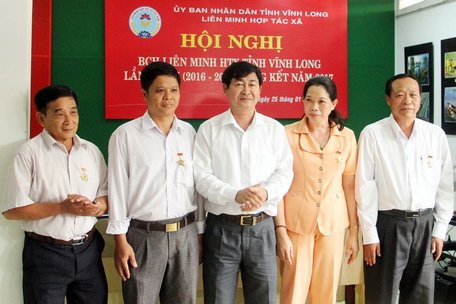 Trao Kỷ niệm chương vì sự nghiệp phát triển HTX cho các cá nhân có nhiều đóng góp.