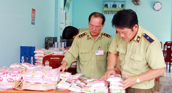 Hơn 141kg bột ngọt giả bị phát hiện. 