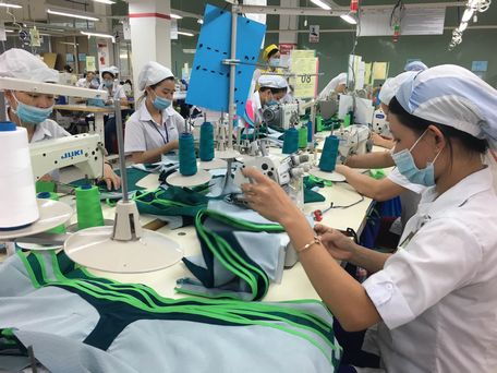 Nhiều doanh nghiệp đã công bố thưởng tết với mức cao làm tâm lý của người lao động phấn khởi. Ảnh minh họa