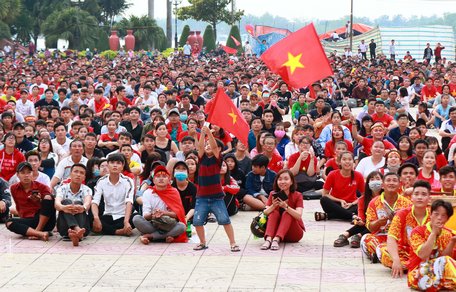 Không khí tại Quảng trường TP Vĩnh Long trong hiệp thi đấu chính thức.