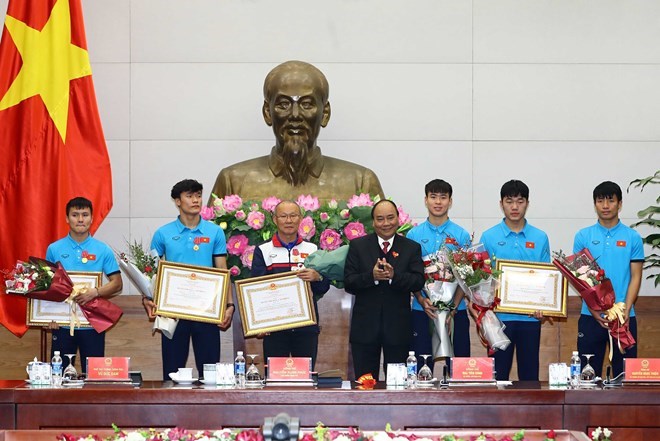 Thủ tướng Nguyễn Xuân Phúc trao tặng Huân chương Lao động hạng Nhất cho Tập thể Đội tuyển U23 Việt Nam; Huân chương Lao động hạng Ba cho thủ môn Bùi Tiến Dũng, tiền vệ Nguyễn Quang Hải và huấn luyện viên Park Hang-seo. (Ảnh: Thống Nhất/TTXVN)