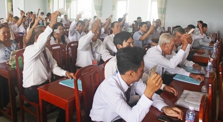 Các đại biểu biểu quyết thông qua nghị quyết đại hội.