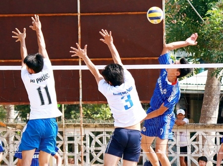 Pha tranh bóng trong trận giữa đội Mỹ Lộc (Tam Bình, áo xanh) thắng An Phước (Mang Thít) 2-0.