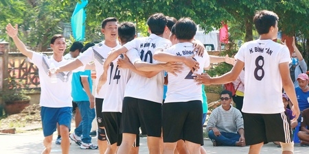 Niềm vui chiến thắng của đội Thành Trung (Bình Tân) trong trận quyết định thắng Long Mỹ (Mang Thít) 2-0.
