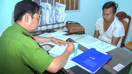 Nguyễn Văn Phụng khai đi cướp giật là do thiếu tiền cờ bạc và tiêu xài cá nhân.