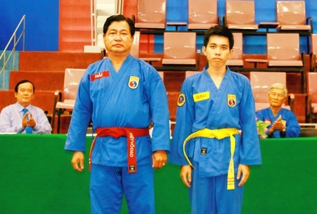 Võ sư Huỳnh Văn Hải- Trưởng bộ môn Vovinam tỉnh Tiền Giang trao đai vinh dự cho các võ sinh hoàng đai II: Nguyễn Ân Giao (TP Vĩnh Long).