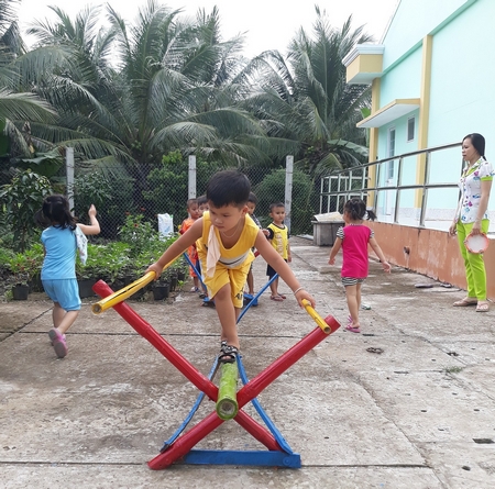 Học sinh Trường Mẫu giáo Trung An vui đùa bên các thiết bị đồ chơi được tài trợ.