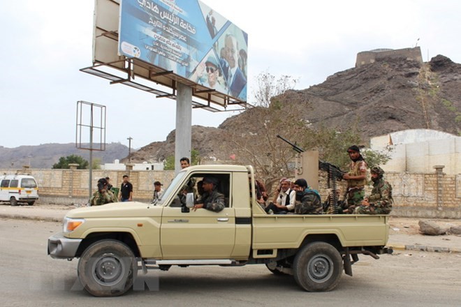 Các tay súng thuộc lực lượng ly khai miền nam Yemen tuần tra tại Aden ngày 28/1. (Nguồn: AFP/TTXVN)