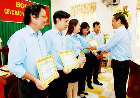 Tổng Biên tập Phạm Hoàng Khải tặng giấy khen cho các cá nhân hoàn thành xuất sắc nhiệm vụ năm 2017 (ảnh DƯƠNG THU)