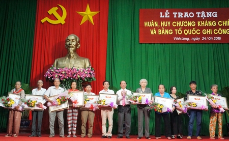 Phó Bí thư Thường trực Tỉnh ủy- Trương Văn Sáu trao bằng “Tổ quốc ghi công” cho các thân nhân liệt sĩ.