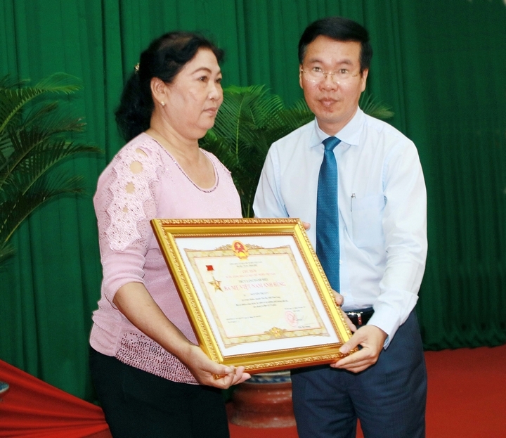 Đến dự lễ mừng Đảng, mừng Xuân, Ủy viên Bộ Chính trị, Bí thư Trung ương Đảng, Trưởng Ban Tuyên giáo Trung ương Võ Văn Thưởng trao Bằng truy tặng danh hiệu Bà mẹ Việt Nam anh hùng cho đại diện gia đình.