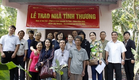 Những căn nhà tình thương được trao tặng cho người nghèo, giúp họ vui xuân đón tết.