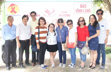 Phó Tổng Biên tập Báo Vĩnh Long- Nguyễn Hữu Khánh (thứ 2 từ trái sang) chụp ảnh lưu niệm cùng Nhóm Friendship đã ủng hộ chương trình 21,5 triệu đồng.