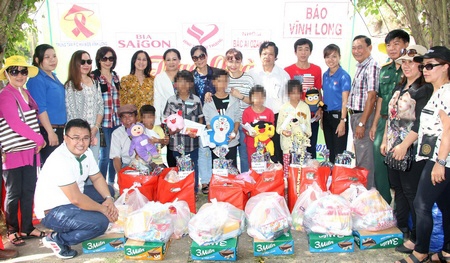Những người thực hiện chương trình trao tận tay những phần quà cho các em.