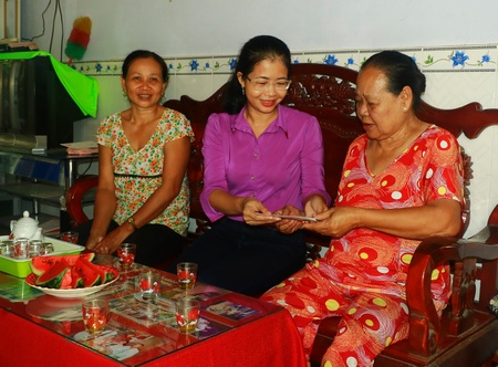 Thăm và chúc Tết gia đình bà Đống Thị Thiện- vợ liệt sĩ (ấp Tân Thạnh, xã Lục Sĩ Thành).