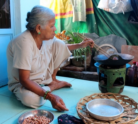Chưa đến cận tết, bà Trần Thị Ba đã bắt tay làm mứt tết phục vụ bạn hàng.