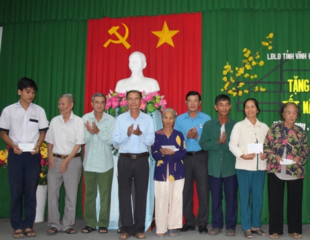 Ông Huỳnh Bá Long- Tỉnh ủy viên, Chủ tịch Liên đoàn Lao động tỉnh trao quà cho nạn nhân chất độc da cam