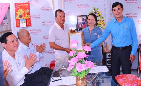 Ông Huỳnh Bá Long- Tỉnh ủy viên, Chủ tịch Liên đoàn Lao động tỉnh trao quyết định “Mái ấm Công đoàn” cho gia đình anh Nguyễn Minh Hồng